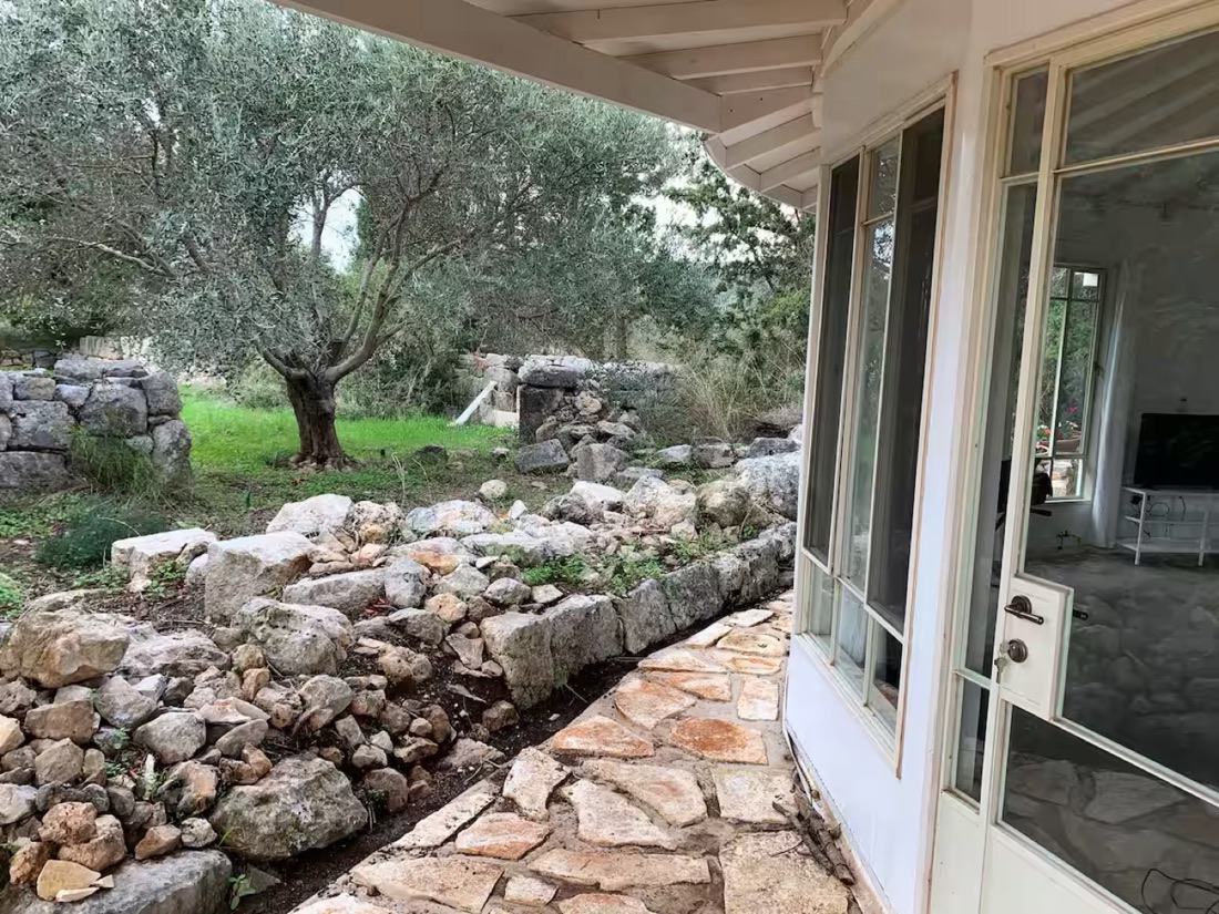 בקתת כליל — חצר ומרפסת